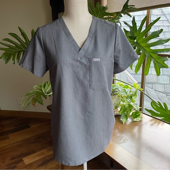 Figs Catarina One-Pocket Scrub Top V- neck Graphite Heather Gray Style#FW1000 - Picture 3 of 12